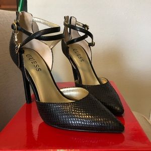 Guess black pumps